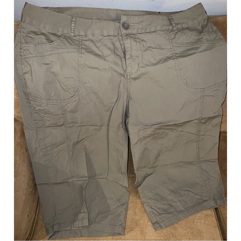 ‼️NEW W/OUT TAGS‼️ Women’s Capri Pants